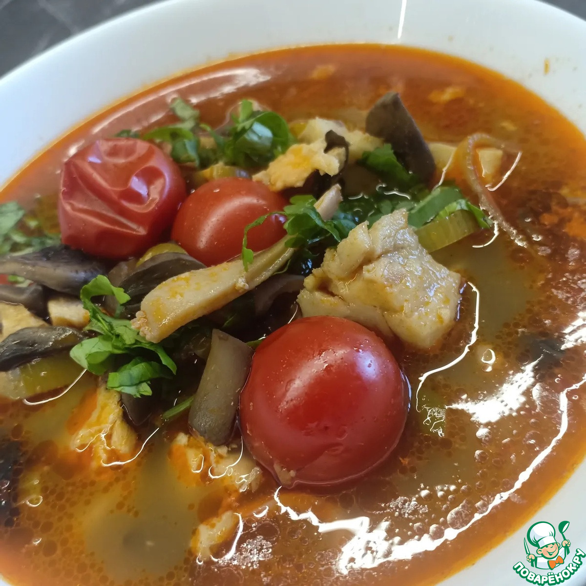 Том ям с рыбой и кальмарами