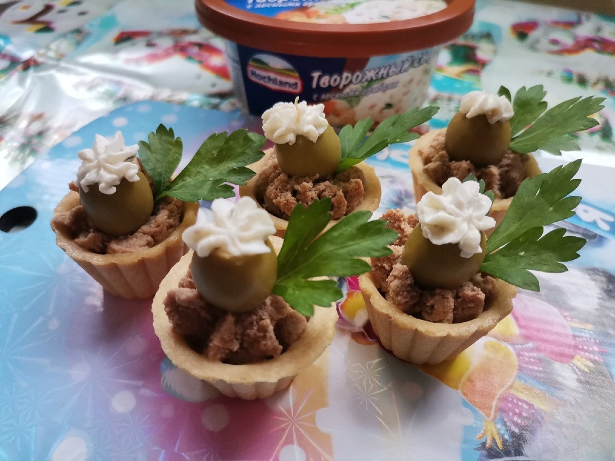 Тарталетки с творожным сыром и печеночным паштетом