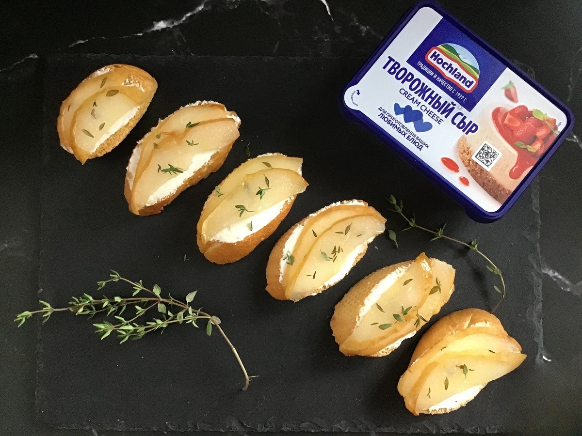 Кростини с творожным сыром и грушей