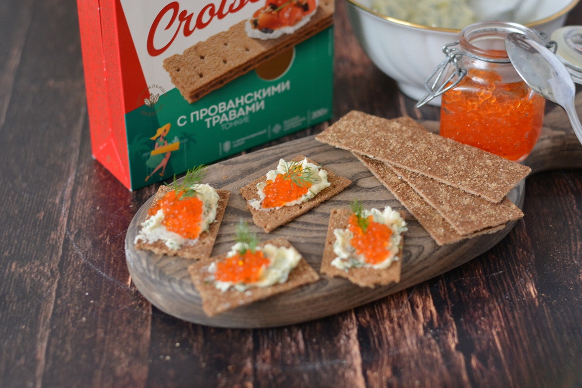 Канапе с икрой и сырным маслом