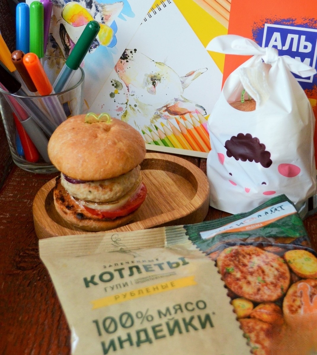Бургер с индейкой и овощами