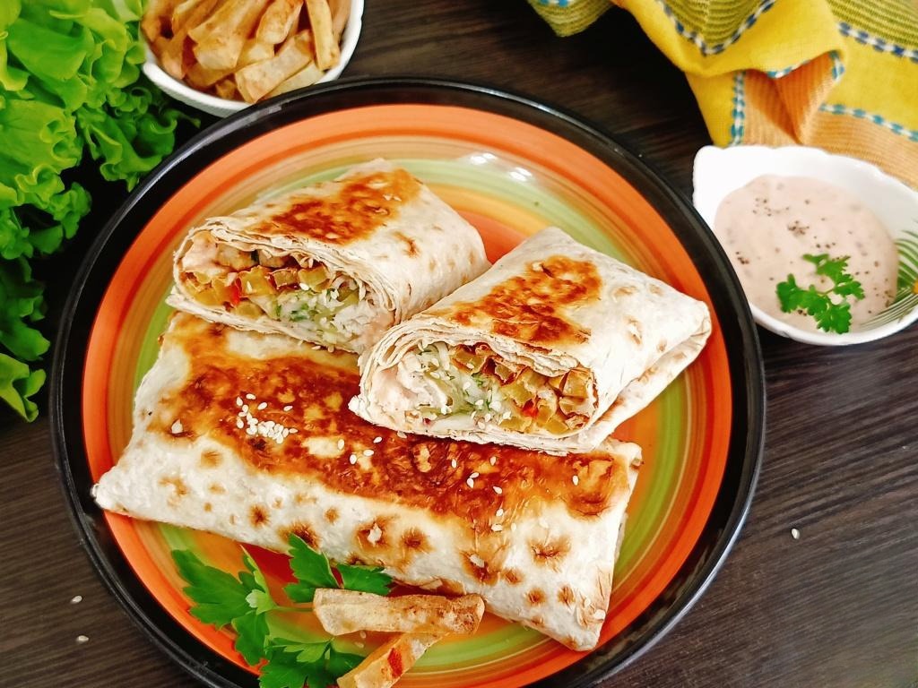 Шаурма с картошкой фри и курицей