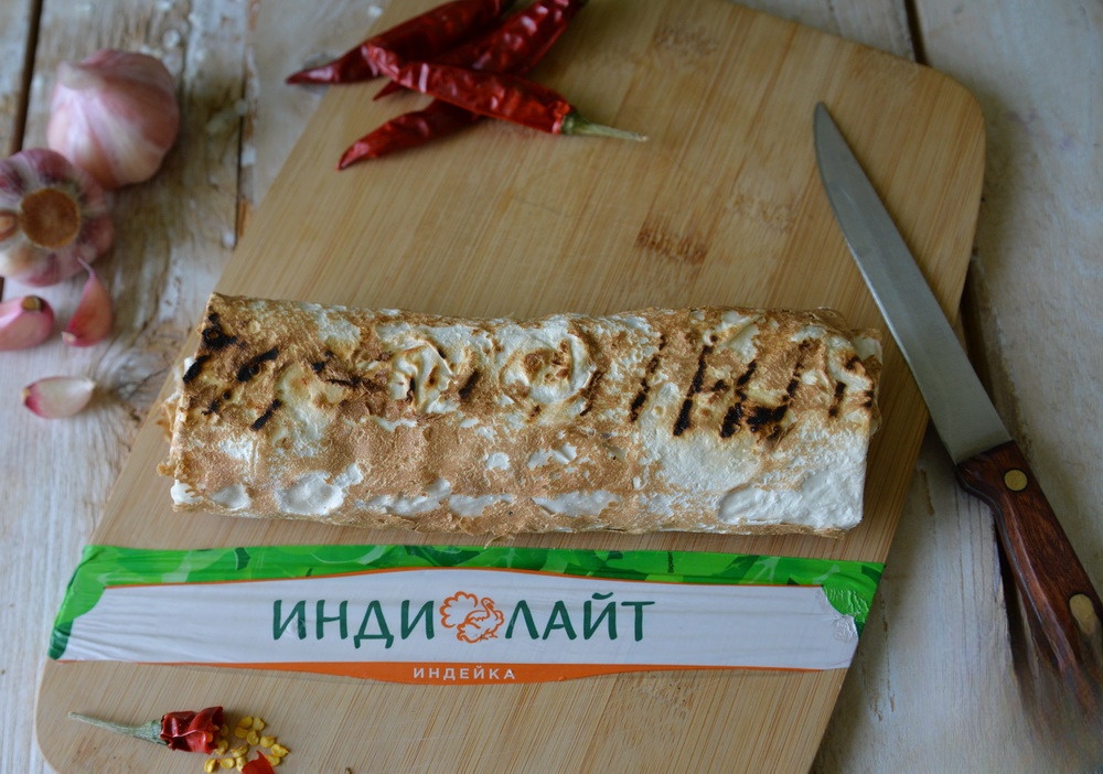 Завертон с индейкой и маринованными овощами