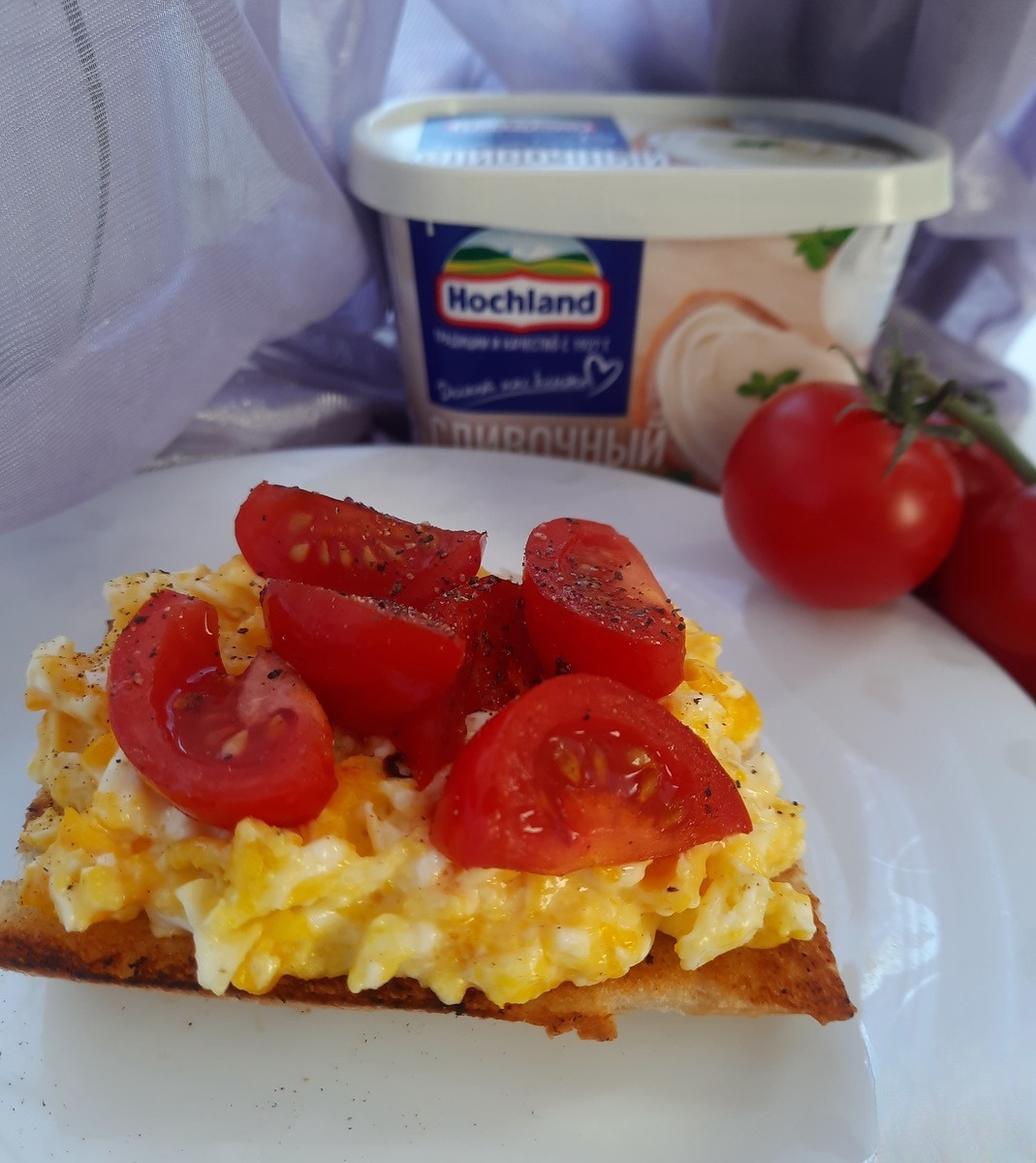Перекус с сырным скрэмблом
