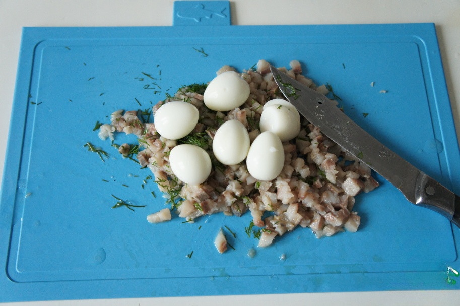 Тартар из сельди с яйцами и овощами